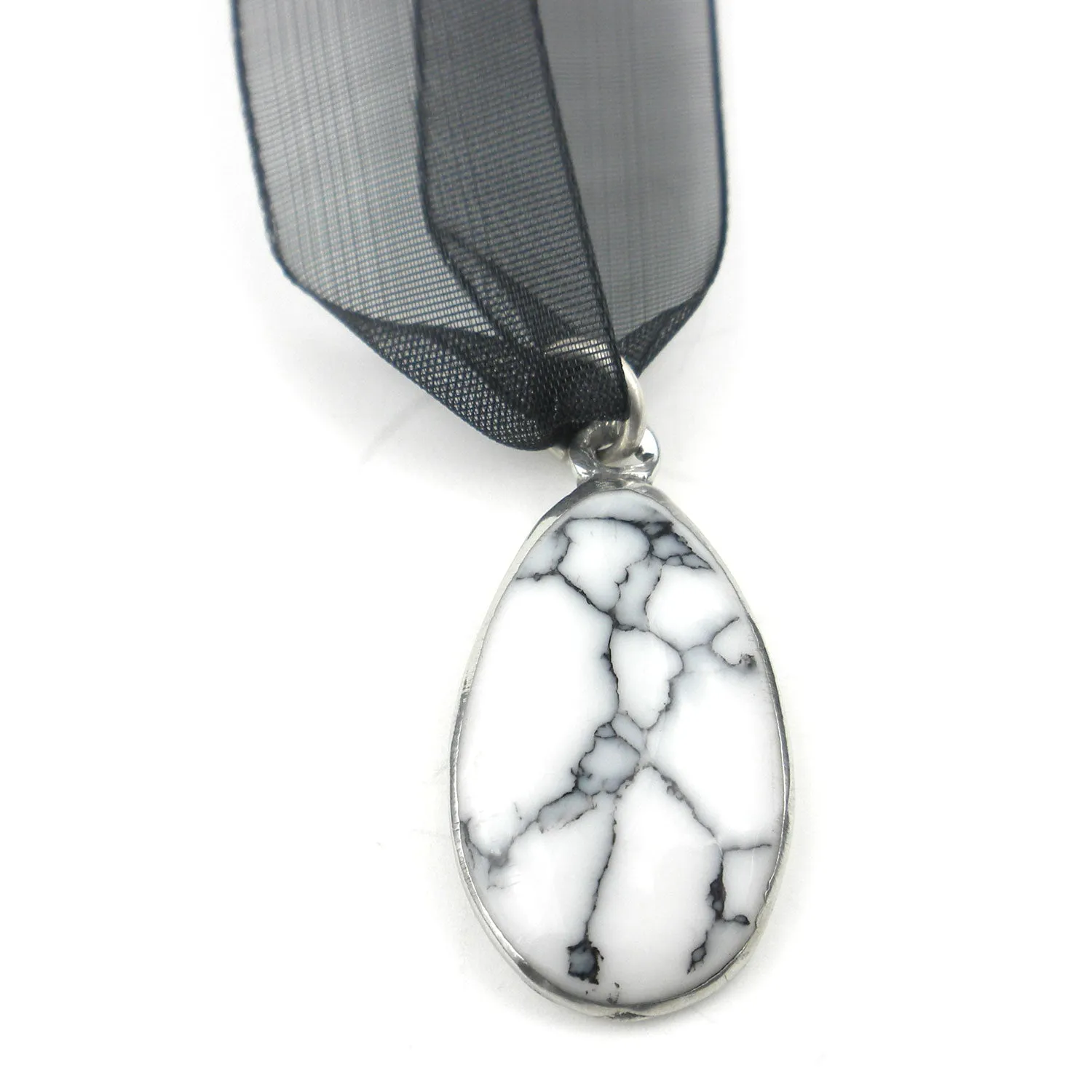 Howlite Pendant on Organza Artisana