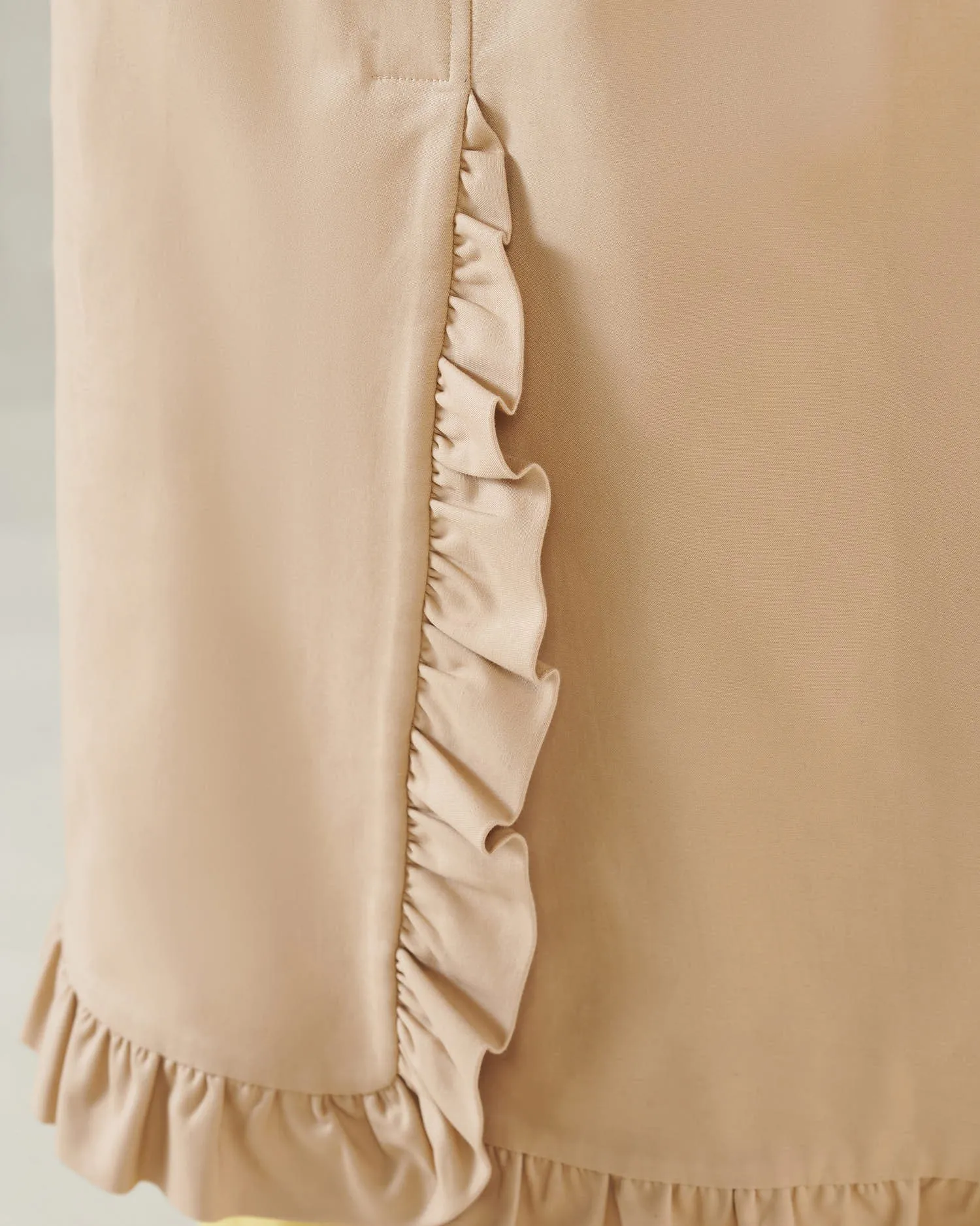 Trench coat with edge with volant