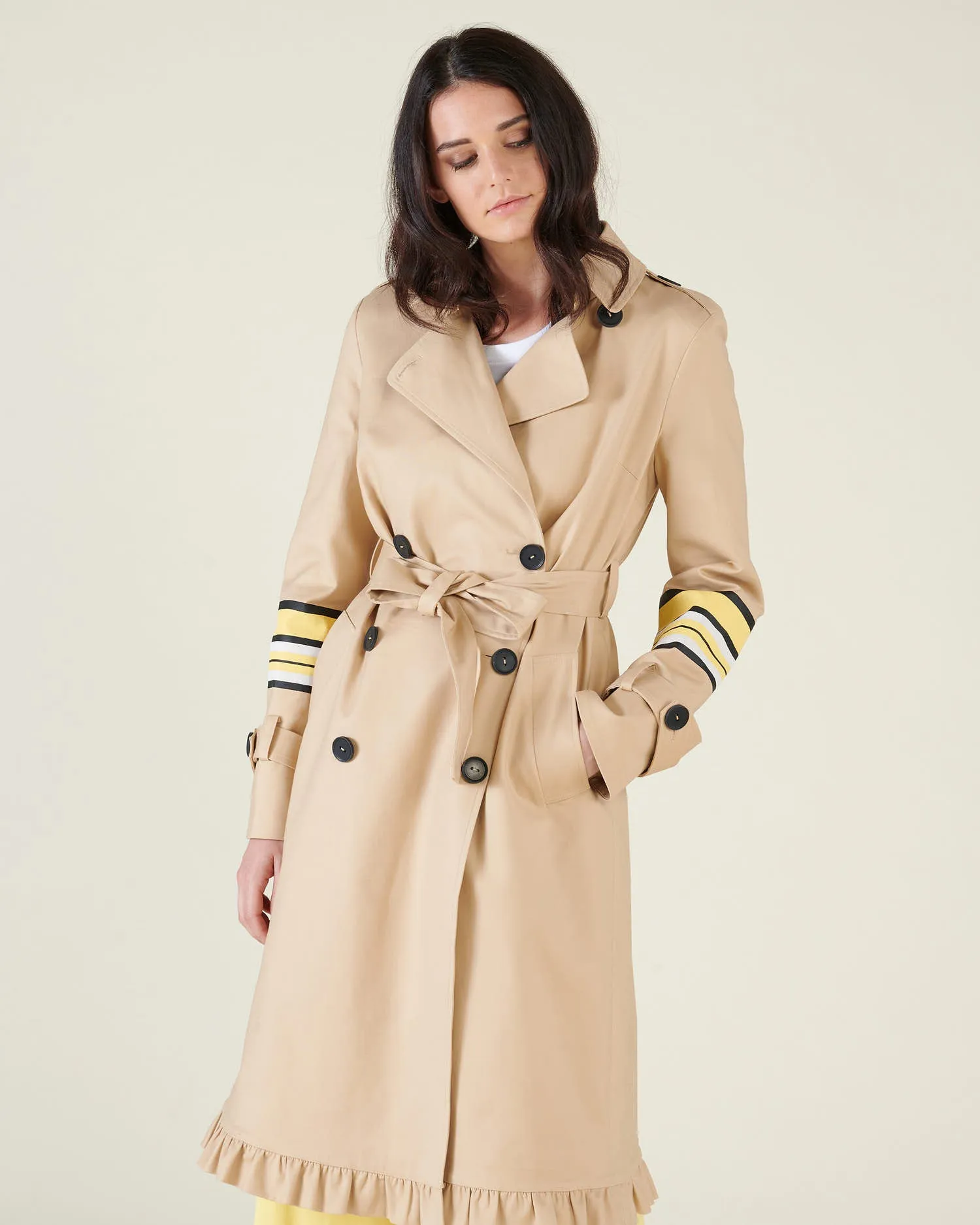 Trench coat with edge with volant